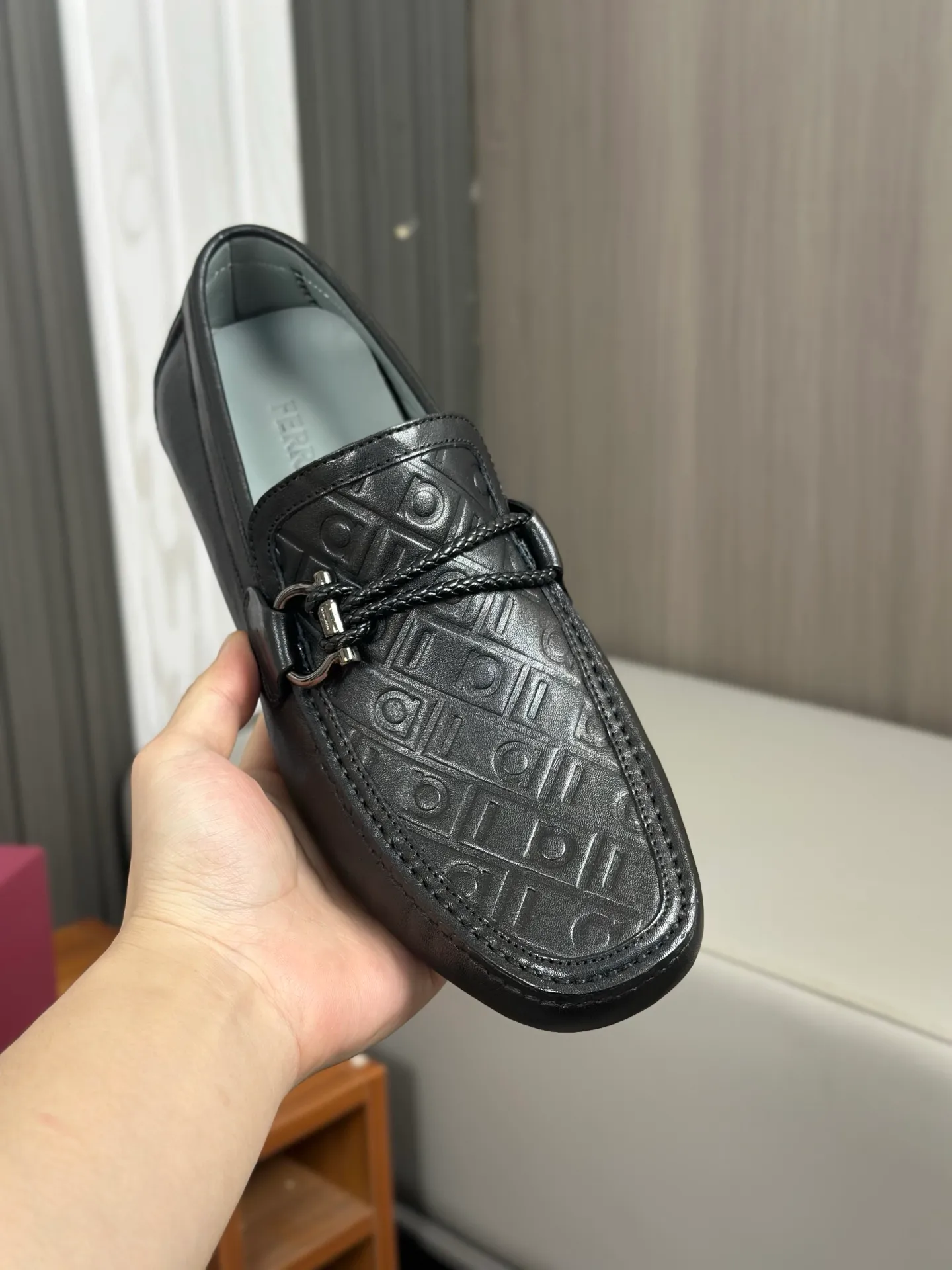 Batch 840, original order quality, new counter model, Ferragamo handmade men's driving shoes, bean shoes, slip-on shoes, lazy shoes, exquisite hand-stitching, workmanship details comparable to counters, original rubber outsole, imported cowhide from Italy, pressed water corrugated water-dyed cowhide lining, 39-44 large quantities in stock (38, 45 custom-made, non-refundable)